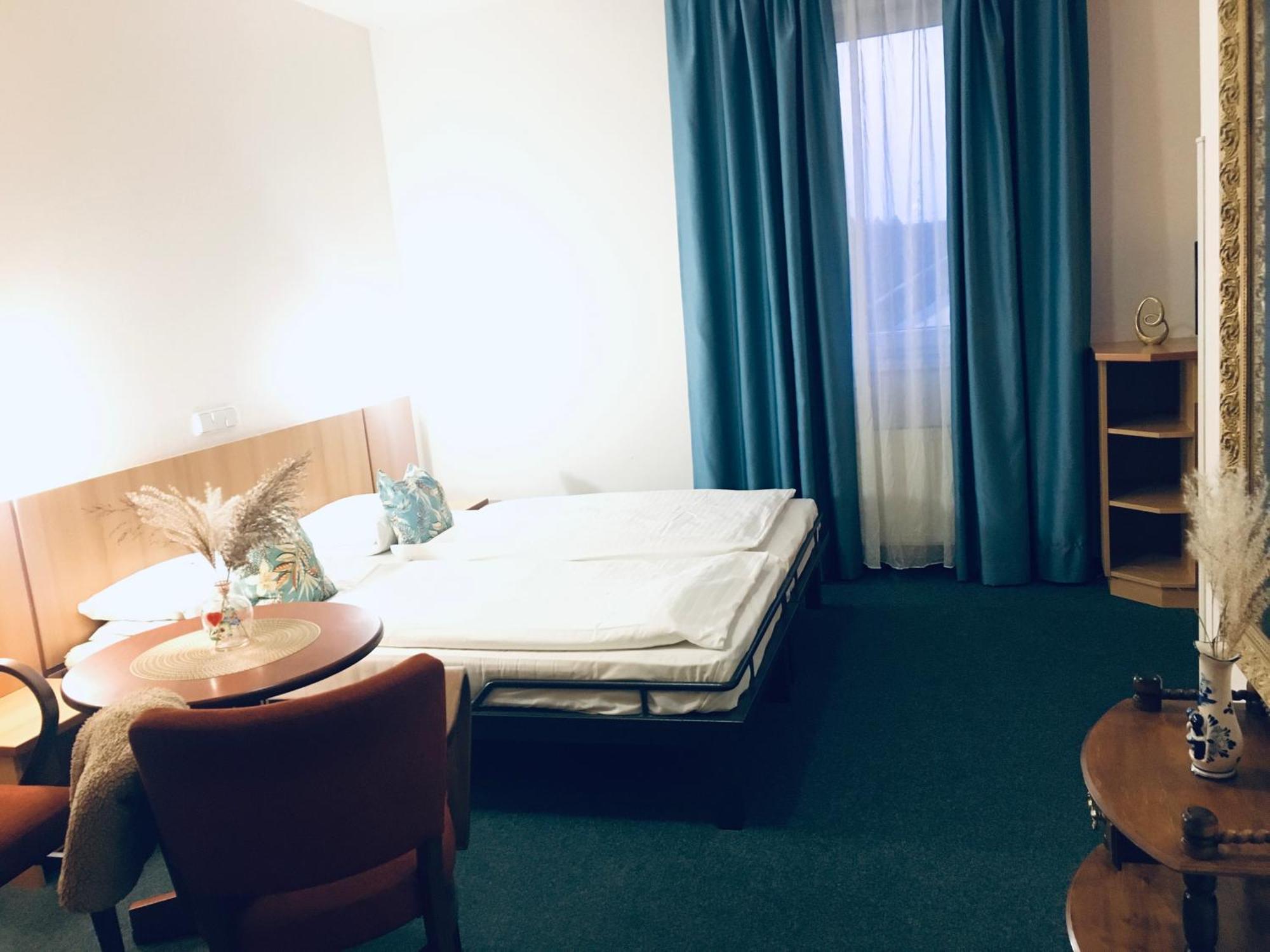 Penzion Hotelu Central Dvůr Králové nad Labem المظهر الخارجي الصورة